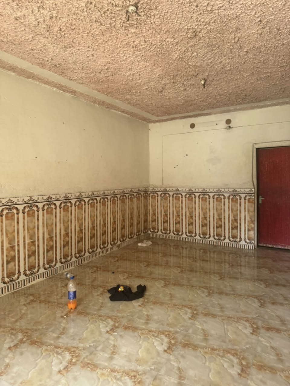 السلام عليكم 
بيت للايجار في التحرير قرب شارع بيت كمبش  غرفتين نوم لكن المطبخ خارجي سعر الايجار 275وبي مجال للتواصل 
***********
