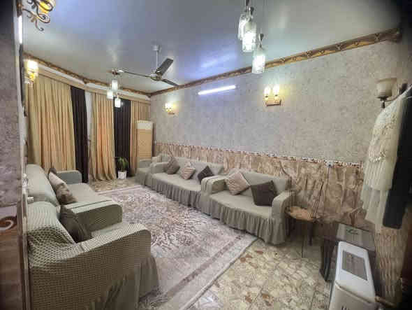 السلام عليكم بيت للبيع/ المساحه ١٢٥متر الواجه ٥متر والنزال ٢٥متر يتكون من استقبال وممر معزول وأربع غرف نوم وصاله ومطبخ وحمام عددٍ ثلاثه ومنور جانبي ومنورخلفي وكراج سيارة وامام البيت تشجير150متر العنوان/العبيدي شارع العابد تصل على هاذه الرقم لمعرفت السعر الرقم ***********
