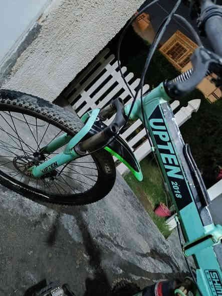 بايكسل جبلي ابو الطبقه شركة UPTEN
المكينة: 8 نمر وره و 3 كدام 
مكينتة وبريكاته من شركه شيمانو  
دبلات امامي وخلفي كما موضح بل صورة 
السعر : 120 الف 
رقم الهاتف : ***********
