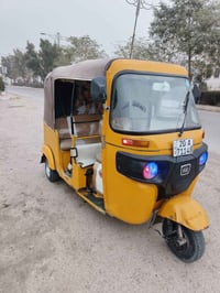 تكتك للبيع موديل ٢٠ نضيفه خياس بس دوسات معمره وباقي خير من الله 077155...