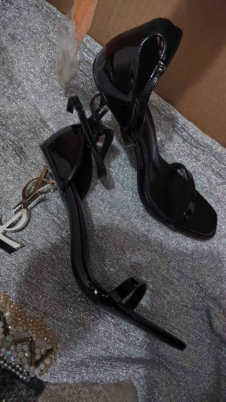 كعب جديد ماركة ماملبوس قياس 38ب 25مع التوصيل الي تريدة تراسل واتساب ***********
