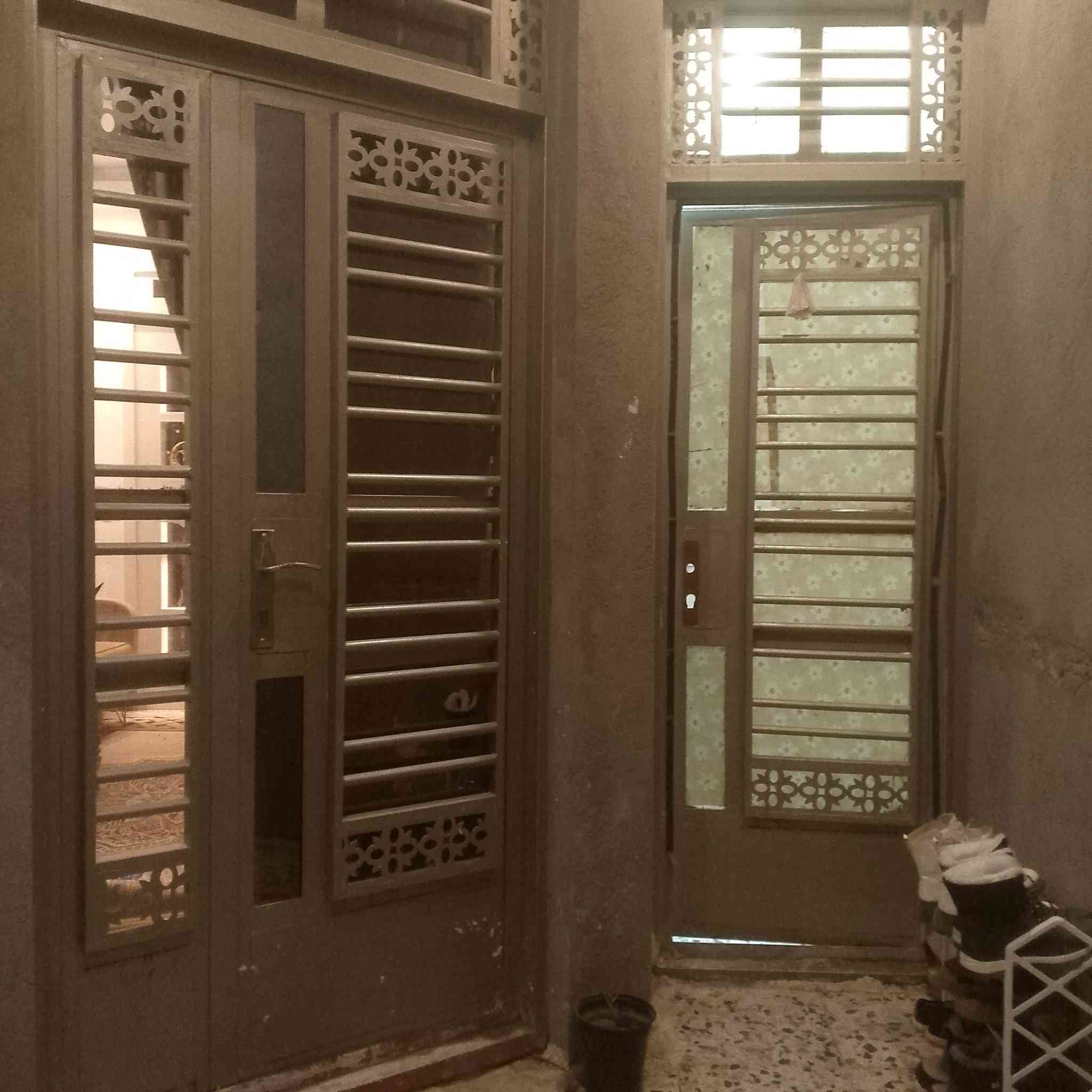 بيت للبيع بحي البساتين الضباط طابو ملك صرف باسمي مساحه 100متر تلث طوابق اربع غرف نوم مع الخدمات بكل طابق للتواصل الاتصال على الرقم ***********
