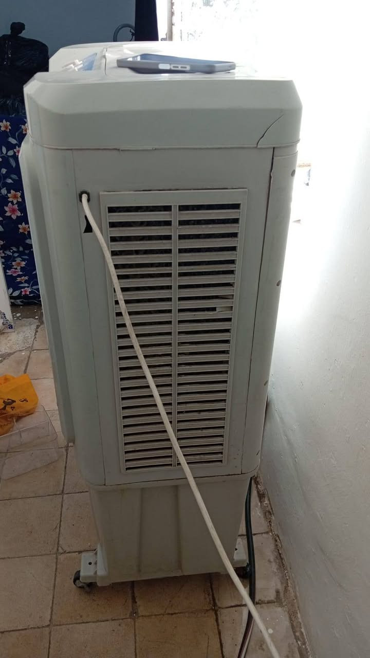 اسلام عليكم مبرده للبيع مستخدمه السعر 50 الف وبيه مجال العنوان شقق الصفر قرب جامع المصطفى ***********
