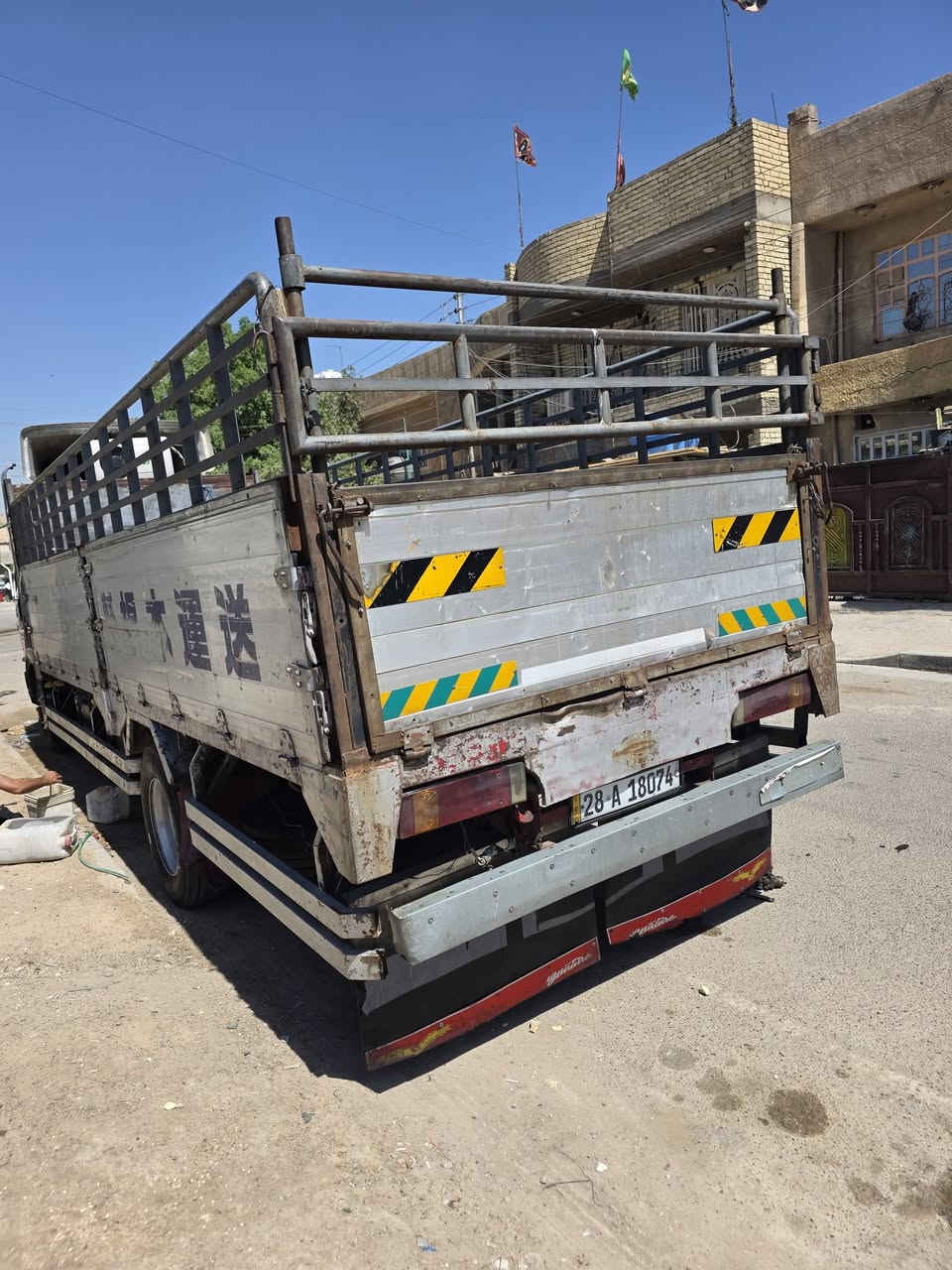 السلام عليكم فوزة بزون موديل ٢٠٠٠ اصل بسمي مكفول شاصي عريض قماره مكينه ١٦ تبريد سبلت ثلج اتصال *********** او ***********
