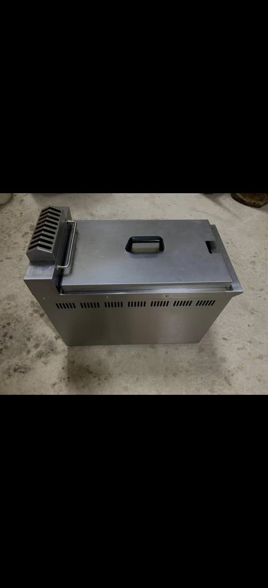 السلام عليكم
قلاية زيت للفنكر والدجاج الكرسبي الحجم الكبير 8L لتر  مستعمل اقل الشهر ماركة GENERAL ثلاث شعلات ويحتوي ع منظم حرارة وصنبور لتفريغ الزيت ، قلاية نضيفة جداً نفس ما واضح بلصوره 👇  
اي استفسار اوالسعر راسلني على الخاص او اتساب  ***********
