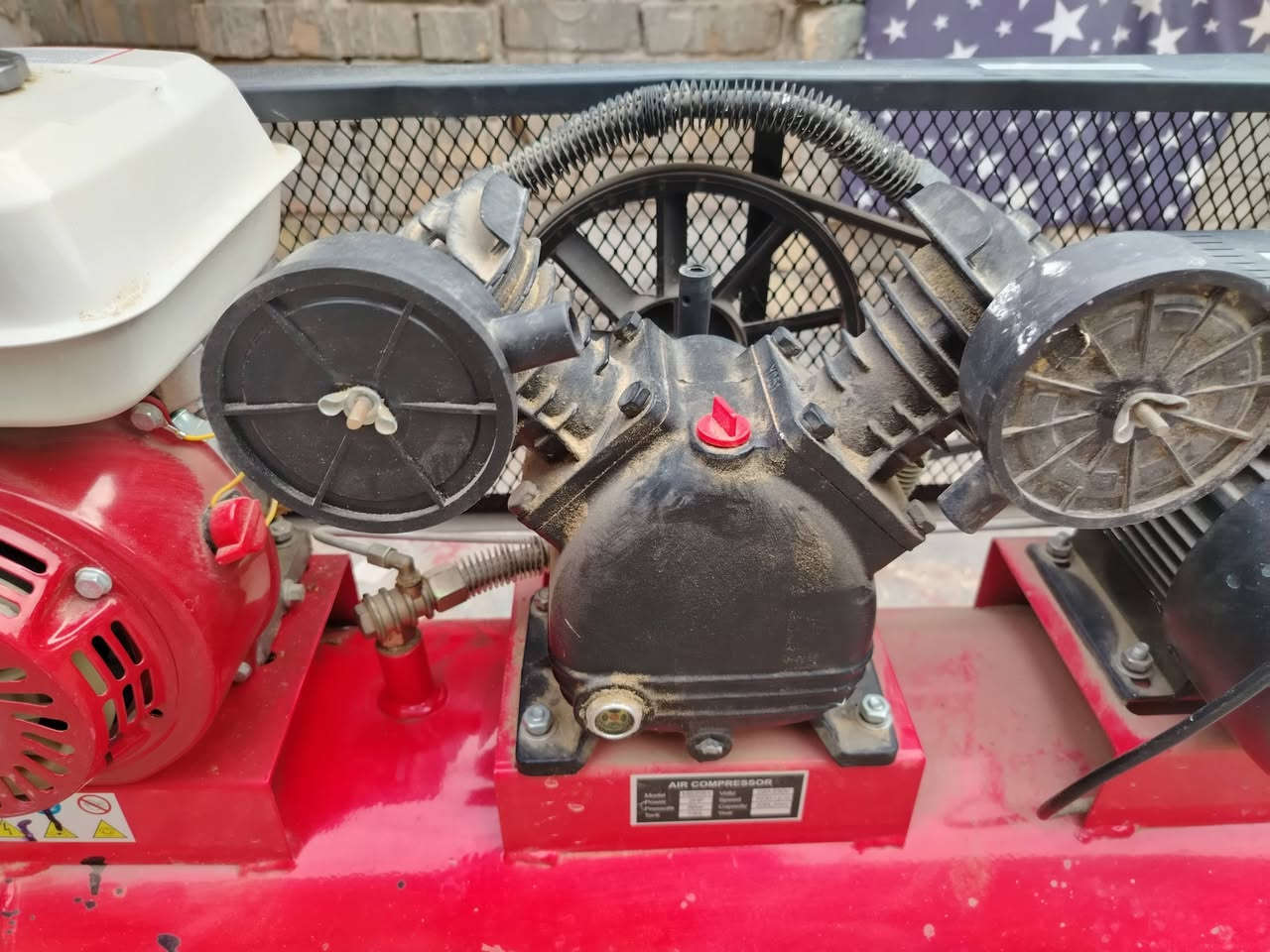 متاح تاروسه هواء حجم ١٠٠ لتر
صناعه هنديه من( ماركت شانك الهنديه)
اول تبديله دهن لها
مواصفات (كهرباء +بانزين +ماطور ٢ احصان نحاس +نضام عزل +تحتوي علئ كاكات عدد ٢ +مخرج هواء+ماطور البانزين عل وضع الشركه)
س ع ر ٤٥٠ الف وبيها مجال استخدامها شهر  واحد استفسار خاص او الاتصال عل رقم ***********
