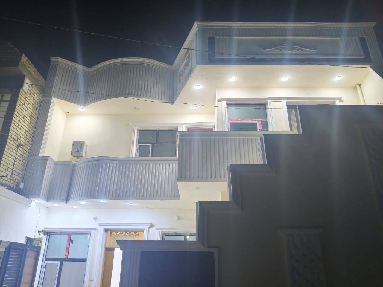 السلام عليكم 
بيت 100مترا مرابع  قريب ع الأربع شوارع وال شارع بل تبليط وراء موال كراره السعر ١٤٥ ستفسار أكثر ***********
