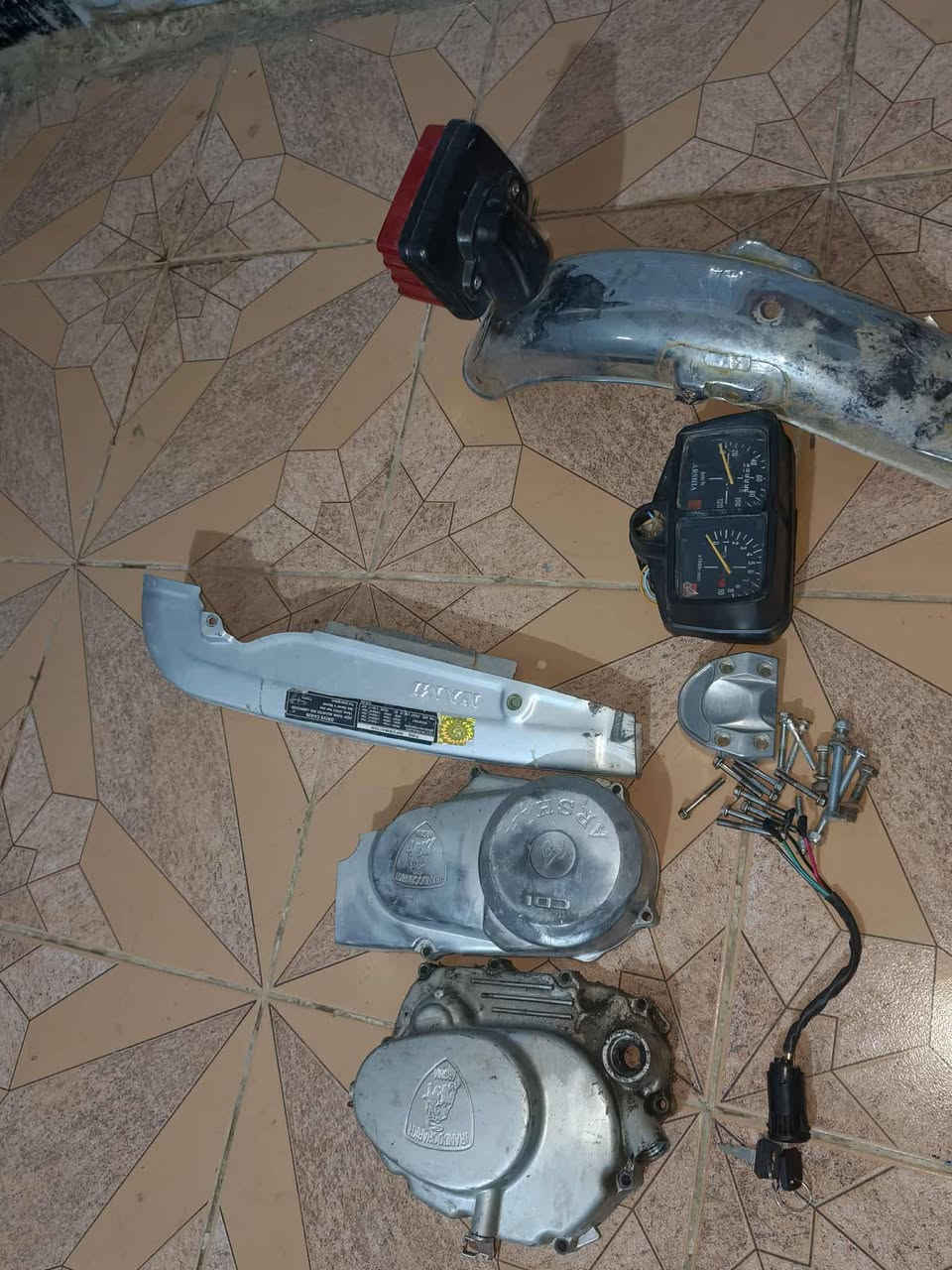 السلام عليكم ورحمة 
غراض اربعه كير للبيع 
مكاني كوت 
الويل جديد ماصارله شهر ونص 
المهم الغراض كلهن شلع للبيع متواجد اتصال خاص ماكو 
ولا دين ولا بعدين ولا طلبه 
***********
