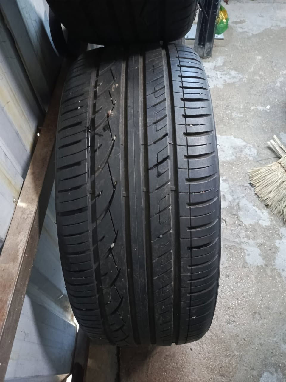 سلام عليكم تايرات تاهو للبيع 285/45/22 مستعملات مابيهن بناجر ***********
