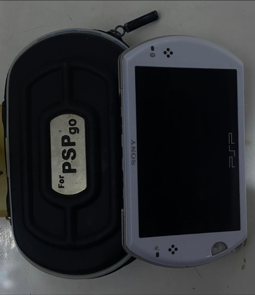 للبيع PSP Go أبيض
* الحالة الخارجية جيدة كما موضح بالصور
* الجهاز صارله فترة مخزون
* حالياً ما يشتغل وما عندي كيبل شحن حتى أجربه
* احتمال يحتاج شحن أو تبديل بطارية، وما أضمن السبب
* يجي ويا الحافظة الاصلية الموجودة بالصور
* البيع على حالته الحالية (As Is)
السعر: 50 الف وبي مجال


**إذا كنت صاحب هذا الإعلان وتريد حذفه لأي سبب، رجاءا أرسل رسالة إلى الدعم الفني**