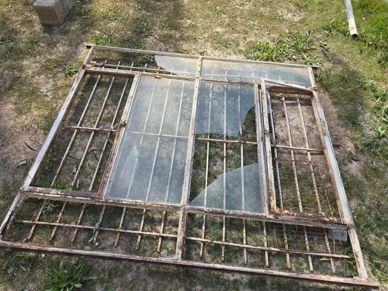 ابواب خشب عدد 5. شبابيك عدد3      ***********
