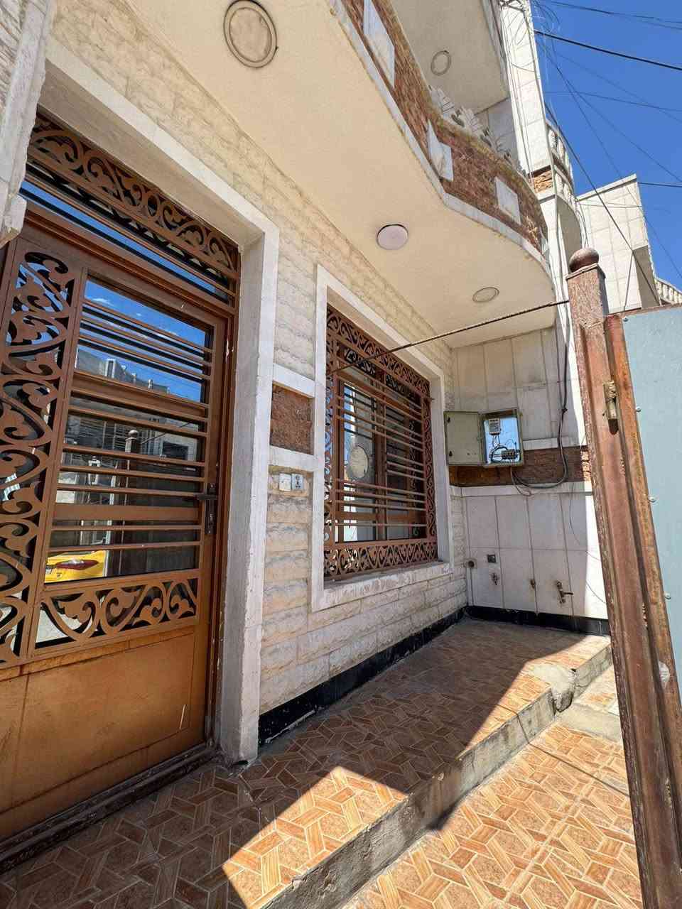 بيت حديث للبيع حي الجهاد الضباط 

مساحة البيت ٧٥ متر
واجهه ٥ نزال ١٥ 
خلف الاربع شوارع
البيت جدا نضيف وحديث بناء 2022درجة اولى موقع ممتاز 

بي 3غرف نوم 
وصاله ومطبخ وحمامات السعر خاص رقم الهاتف ***********
