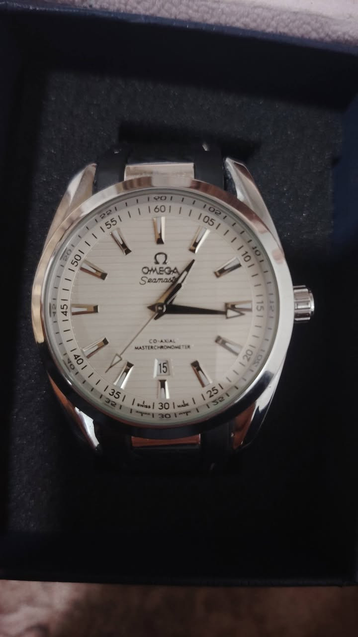 ساعة رجالية فخمة بتصميم مستوحى من Omega Seamaster، لون الميناء أبيض مع مؤشرات فضية وعقارب أنيقة، مع نافذة للتاريخ عند الساعة 6. السوار مطاطي أسود مريح للارتداء، والساعة بحالة جيدة جداً كما موضح بالصور. السعر مزاد.


**إذا كنت صاحب هذا الإعلان وتريد حذفه لأي سبب، رجاءا أرسل رسالة إلى الدعم الفني**
