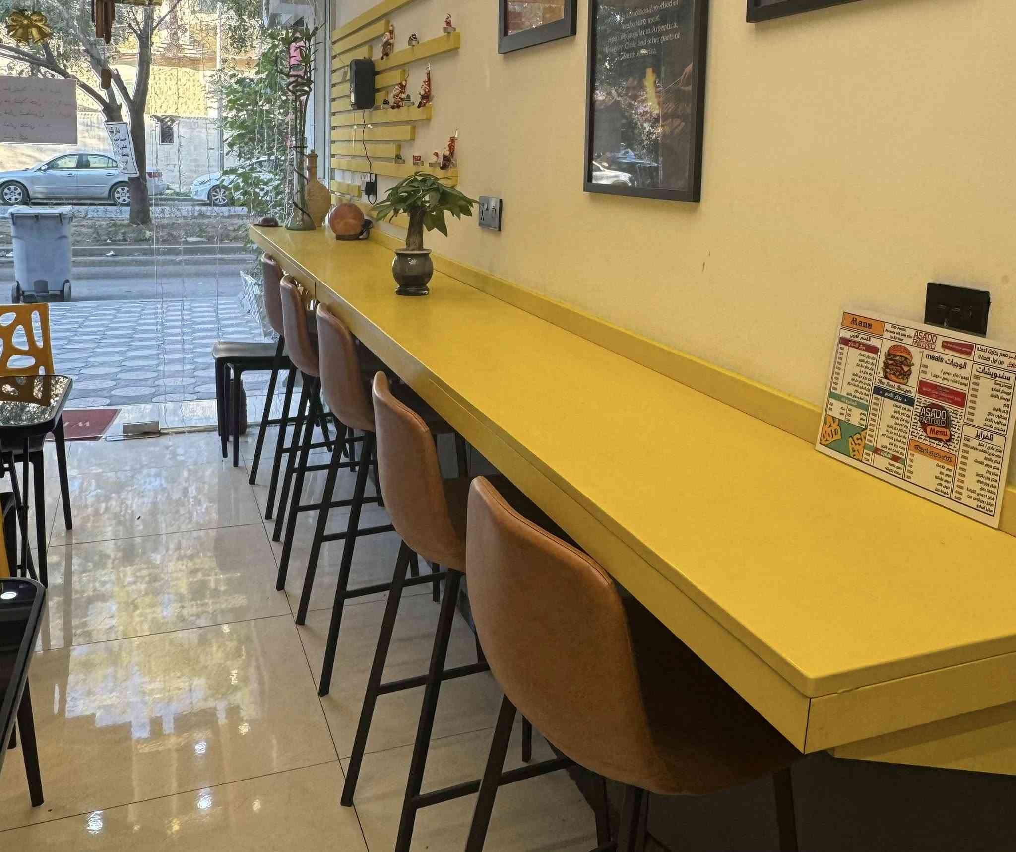 ديكور كامل للبيع لغرض التوسعه والتغير مواصفات الديكور
1 كله hdf اسباني مقاوم للضروف البيئيه ماء حرائق نوعيه جدا عاليه اسباني المنشأ يصلح للمطاعم والكافيهات سهل التنظيف بإستخدام مواد متوفره 
2 يحتوي على عازل صوت بنسبه جيده + اللون ثابت مع الوقت 
3 منشأ اسباني حقيقي
4 سهوله الشد والفك تقدر اضافه ديكور اضافي و التكبير والتصغير والتحكم بالابعاد 
5 خالي من العيوب وان وجدت عيوب نتيجه الاستخدام سهل الاصلاح 
6 تحتوي الطاولات المتصله والمنفصله على قواعد حديديه صلبه جداً تتحمل وزن حتى 200 كغ 
7 اهم نقطه انك تستطيع ان تفكه وتنقله او تغيره بدون اي تلف يعني فلوسك بي متضيع ابداً مو مثل بقيه الديكور الي يكون لصق و عند التغير سيعرضك الي خسائر ماليه عاليه هذا على كوله اهلنا فلوسه بي 
( ملاحظه البيع فقط للستولات والديكور يعني اللوحات وغيرها غير مشموله بالبيع وان حب المشتري مثلها اكدر اوفره شي بعد احلى ) 
الستولات عدد 12 كلها جلد طبيعي 
ملاحظه ( تصميم الشد كله موجوده بحاسبه تصميم) يعني مراح ادوخ بالقياسات عندي كادر يكدر يطلعلك يشدلك او اذا تحب جيب كادر واني انطيه خريطه التصميم 
للاستفسار ***********
