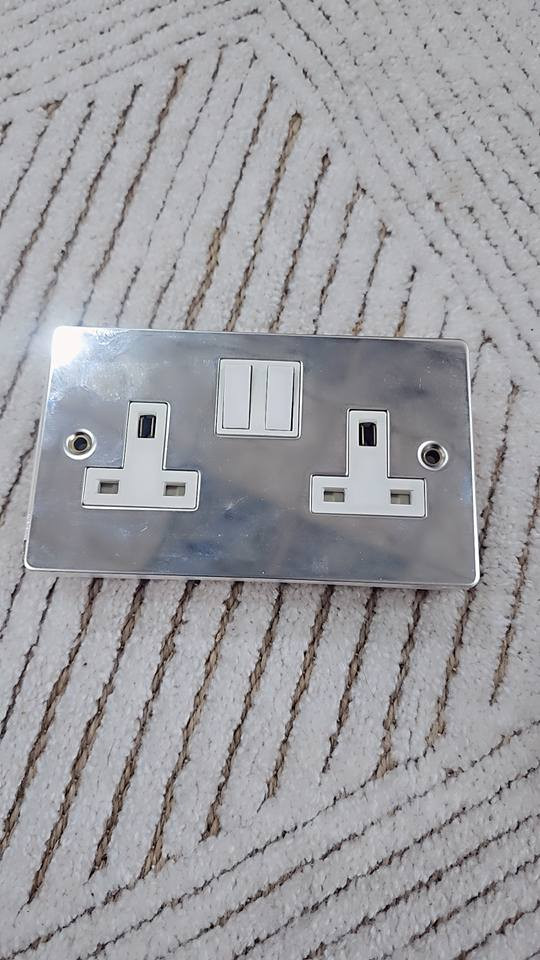 سلام عليكم 
اختار اي شي تريدة السعر جدآ مناسبة للتواصل*********** كل البضاعة انكليزي Åtorp, T
