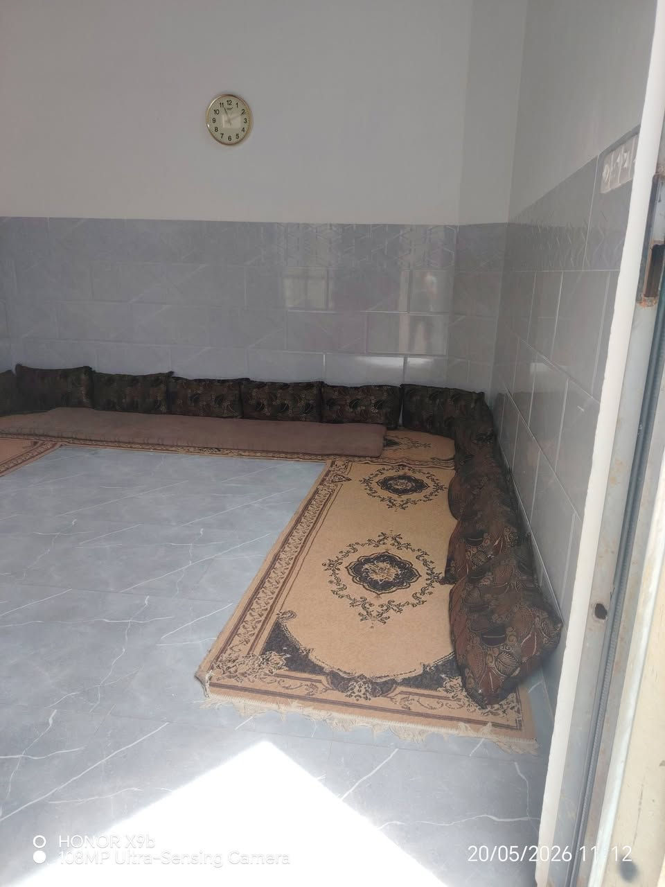 السلام عليكم بيت للبيع في الرشيدية قطاع السادس قرب جامع الحاج إدريس قريب عل سايدين مساحه 100 متر سند  طابقين 4 غرف واستقبال  نقص طابق ثاني أبواب وشبابيك
السعر 85 
للاستفسار الاتصال على الرقم
***********
