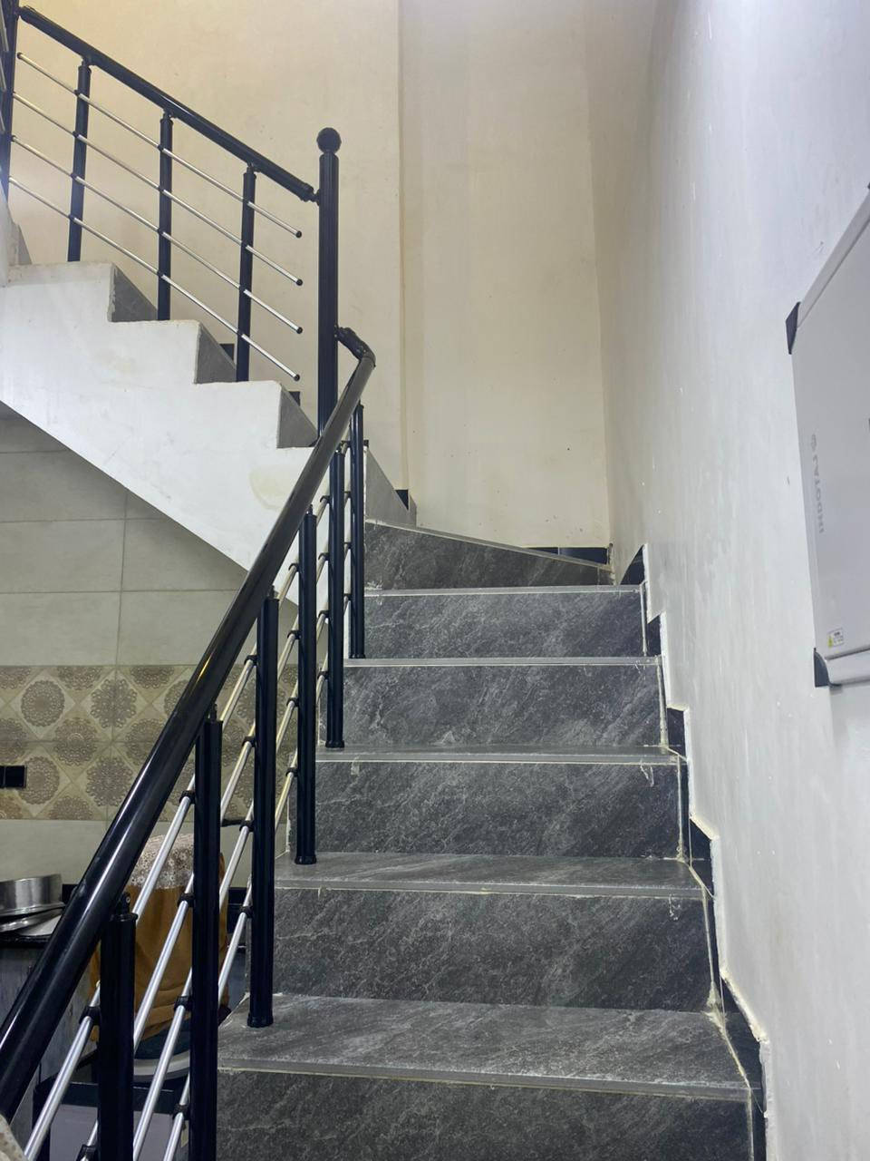 السلام عليكم دار للبيع الدورة زراعي ابو طيارة شارع مطعم ليمونة مساحة ٨٠ بيت كلش حلو بل حقيقة ومكانة هادئ ومرتب الطابق الارضي استقمال ومطبخ وغرفة وحمام الطابق الاول غرفة سويت كلش نضيف وسعرة مناسب للاستفسار 
***********
***********
