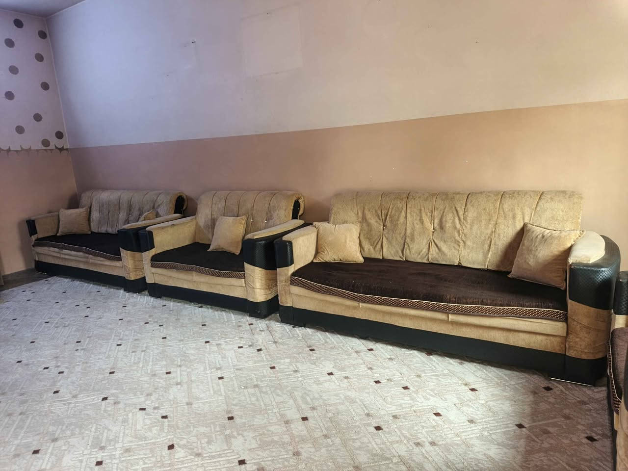 طخم قنفات 5 قطع للبيع مع طبلات5 
السعر140الف وبي مجال للشراي اتصل *********** كركوك, العراق
