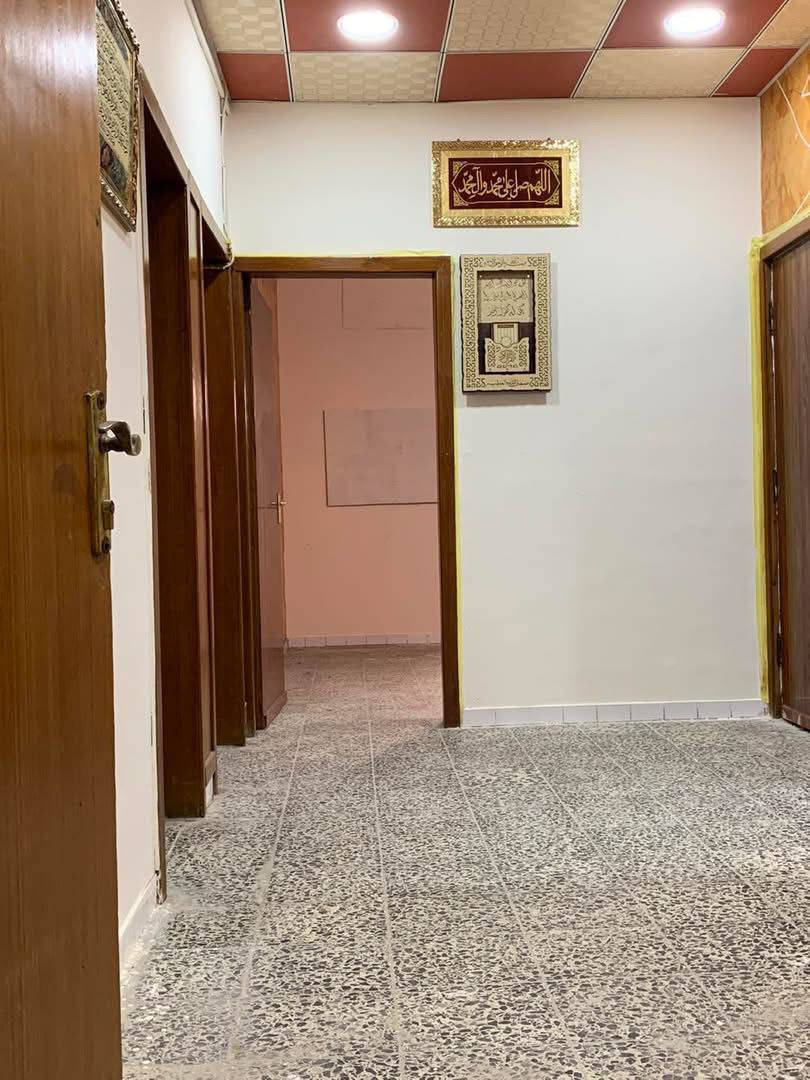 السلام عليكم
شقه للايجار 
ضمن بنايه 
جمعيات قرب مدرسه الخٱلصه
طابق اول 
غرفتين وصاله ومطبخ وصحيات يجاره قفل شامل جور الماي والكهرباء 350
عقارات حيدر القاسم 
***********
