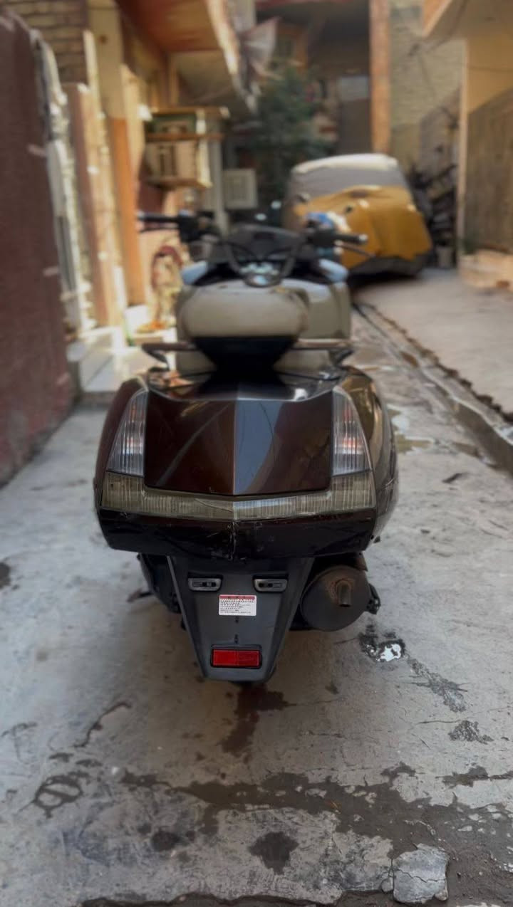 السلام عليكم فورزا نوع ياماها ماجستي
السعر 900 وبيه مجال 
المكينه 250 رابع
 ماشيه 17 الف 
دراجه. مكفوله من كلشي
ما مفتوحه ابد 
كلشي شغال بيه 
البيع ومرواس
***********
