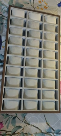 عارضة مال ساعات تحتوي على ٣٠ قطعة مع حافظات مع سيورة ساعات للبيع التوا...