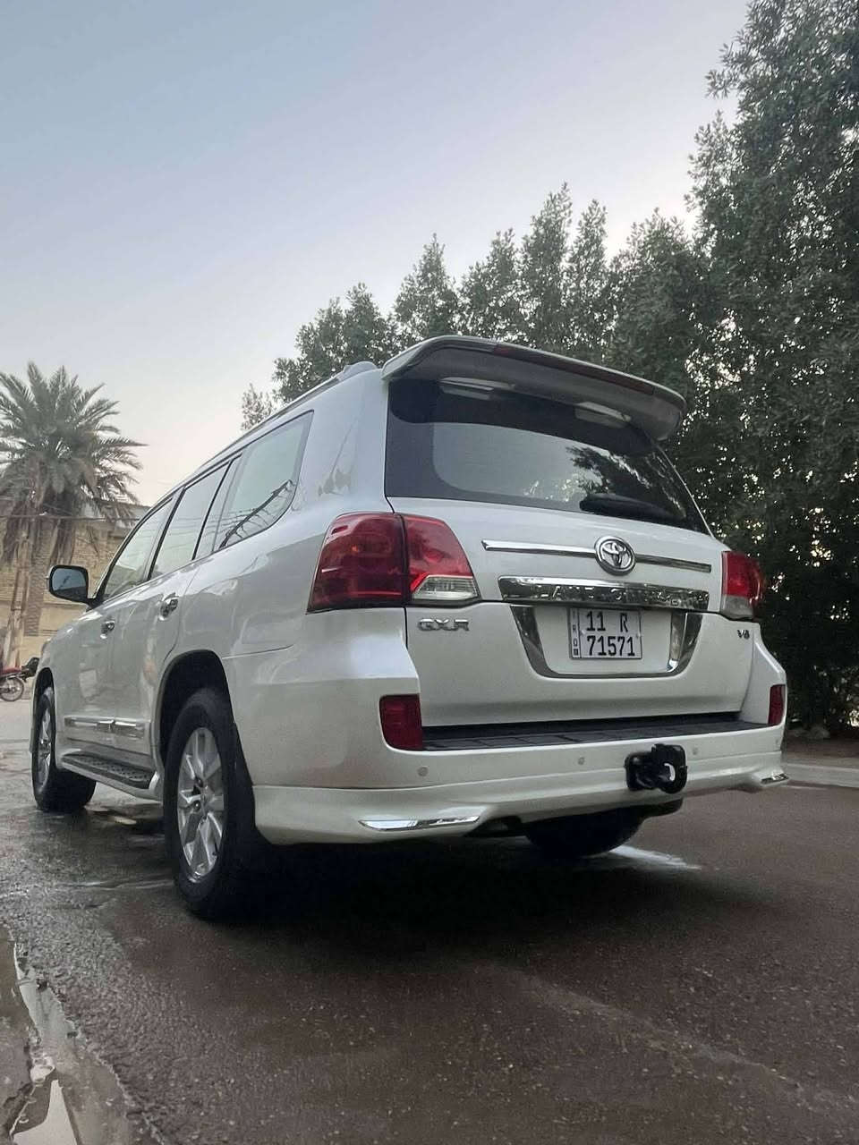 السلام عليكم لاندكروز 2013 فطيم اصل سياره سنويه وهزه ورقام جديد وبسمي تحويل ثاني يوم 
فول موصفات 
بصمه 
فتحه 
كشنات جلد 
كأمره  امامي بلادي 
مري قلاب عل بك 
مري شفط
لايت زنون 
حساس خلفي كأمره خلفيه وشاشه 
زراك لايت 
كشن كهرباء بلادي 
سياره كلش حلوه ونضيفه 
بيه تخم وياله 2018 لوك جديدات 
سياره كامله مابيه نقص مكينه وكير وشاصي وتبديل وفتح كله كفاله بشرط فحص  فقط مقدار شبر بداير رفيع مال جاملغ خلفي كلير ومكانين بارد مكان سياره بغداد الامين $345 بيه مجال بسيط. ***********
