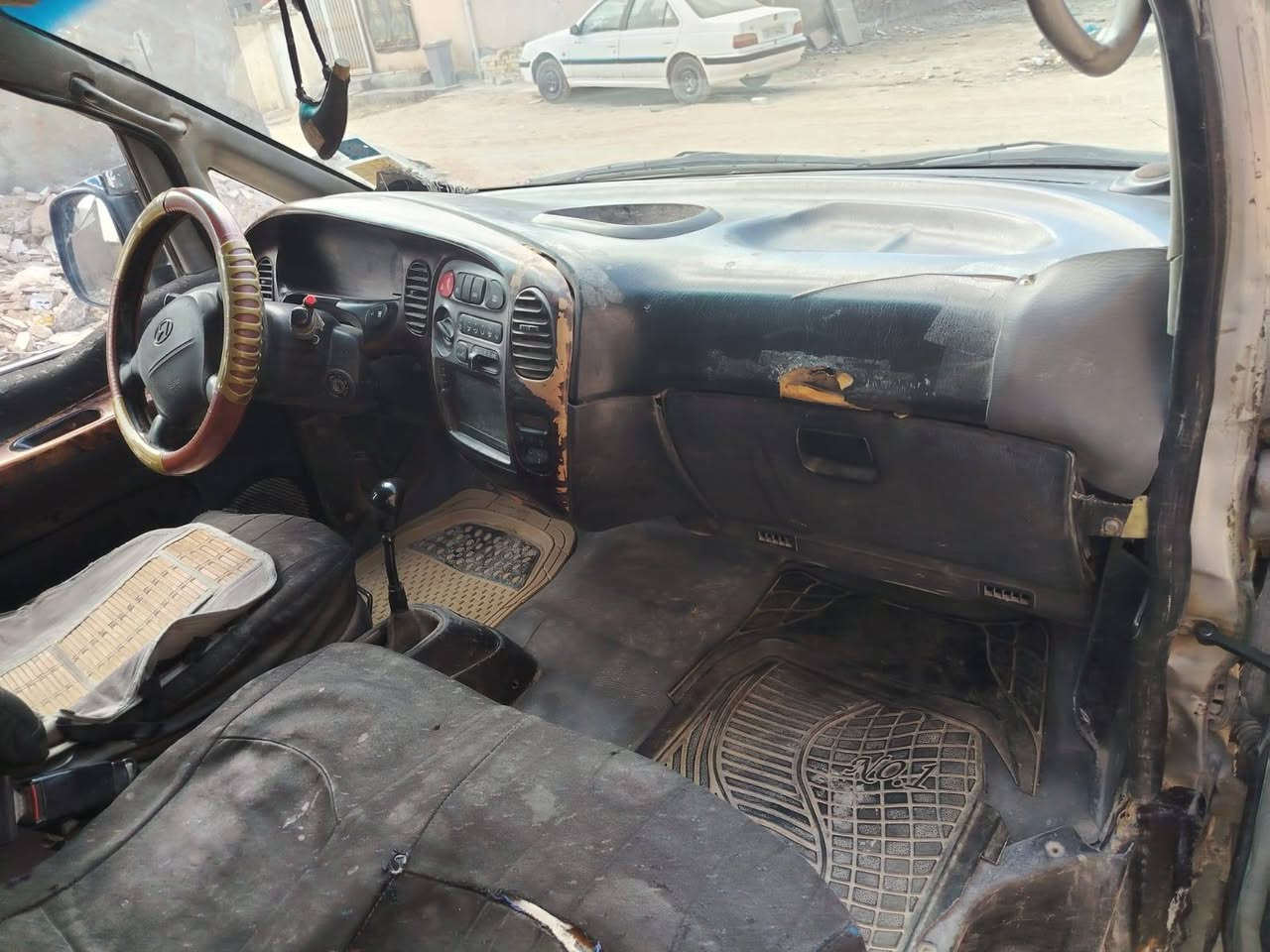 سلام عليكم 
هونداي ستاركس موديل 2000 بسمي بغداد خصوصي سنويه لغاية نهاية 2027 سعر 43 
***********٢  

موجودة بالنجف
