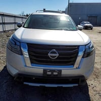 2025 NISSAN PATHFINDER PLATINUM. من اعلى المواصفات   اللون: سيلفر   ال...