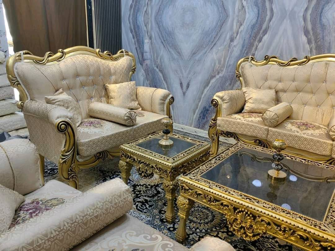 هذا تخم جميل وفخم يتكون من مجموعة كراسي وكراسي مزدوجة مع طاولات زجاجية. يتميز بتصاميمه الرائعة وحفره الذهبي الفاخر الذي يمنحه لمسة من الأناقة. الأقمشة المستخدمة ذات جودة عالية وبألوان متعددة تناسب مختلف الأذواق. مناسب لغرف المعيشة الكبيرة حيث يضفي عليها جمالاً ورونقًا مميزًا. 