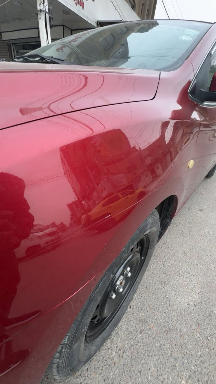 السلام عليكم
نيسان سنترا خليجي 2015 
لون ماروني 
محرك 1800 دبل نوزل ياباني اصلي 
السياره كلها كفاله كير محرك هيكل خارجي بدون ضربه فقط بارد جاملغ امامي جهة السايق وشخوط بسيطه جداً نصبتها كلش حلوه
عليها ادامه كامله صدر نوزلات بلكات جدد وقاعدة فيتبم كله جديد 
سنويه 2027 رقم اربيل تحويل ثاني يوم 
مكانها بغداد  
***********
