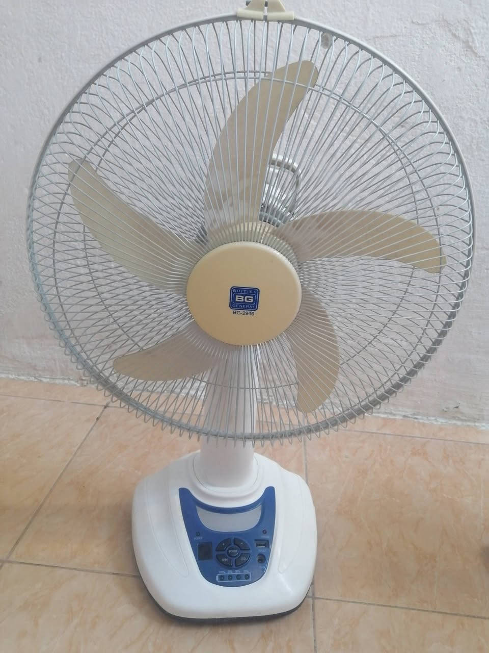 السلام عليكم عندي هذول البنكات للبيع الارضيات شرط الفحص نظافي حيل فقط كهرب يشتغلون هما بالاصل شحن الباتريات منتهيات وعندي السقفيات شغالين بيهم وحيف اعتقد مال بولبرين المهم شرط الشغل ادفع سعر بمايرضي الله واني حاضر عنواني الايمن للتواصل موبايل  ***********
