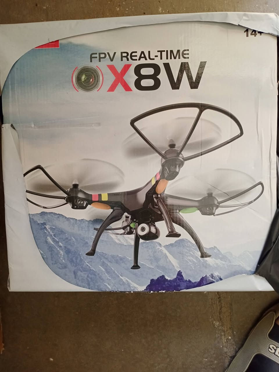 الصورة طائرة درون من نوع Syma X8W، وهي طائرة رباعية المراوح (Quadcopter) مصممة للمبتدئين والهواة، وتشتهر بقدرتها على نقل تصوير الفيديو المباشر للهاتف.المواصفات الفنية للدرون:الكاميرا: تدعم بث الفيديو المباشر (FPV) عبر الواي فاي إلى الهاتف الذكي، وتصور بدقة 0.3 ميجابكسل أو 720p حسب الإصدار.وقت الطيران: يتراوح من 7 إلى 10 دقائق تقريباً لكل شحنة.البطارية: سعة 2000 مللي أمبير (Li-Po) بجهد 7.4 فولت.مدى التحكم: يصل إلى حوالي 70 - 100 متر في المناطق المفتوحة.الاستقرار: مزودة بـ جيروسكوب سداسي المحاور (6-Axis Gyro) لضمان ثباتها أثناء الطيران، وتدعم ميزة "وضع بدون رأس" (Headless Mode) والشقلبة بزاوية 360 درجة.الحجم: تعتبر من الحجم الكبير (حوالي 50x50 سم).السعر في بغداد والعراق:حسب عروض البيع الأخيرة في الأسواق العراقية (لعام 2026)، تتراوح أسعار هذا الموديل (أو موديلات سيما المشابهة) كالتالي:السعر المستعمل/المعروض: يتراوح بين 35,000 إلى 80,000 دينار عراقي، حسب نظافة القطعة والملحقات المتوفرة معها.ملاحظة: تتوفر قطع مماثلة جديدة بأسعار تقريبية تبدأ من 45,000 دينار في بعض مراكز البيع في بغداد.هل تود معرفة كيفية ربط الكاميرا بهاتفك أو طريقة تشغيلها للمرة الأولى؟كراكيب أمازون‎ | ‎‏طائرة بدون طيار (درون) من نوع Syma X8W، وهي طائرة رباعية المراوح (كوادكوبتر) مخصصة للمبتدئين والهواة. تتميز هذه النسخة بقدرتها على نقل...‎ | Instagram١٨‏/٠٤‏/٢٠٢٦ — 5 likes, 0 comments - ka_amz на April 18, 2026‎: "‏طائرة بدون طيار (درون) من نوع Syma X8W، وهي طائرة رباعية المراوح (كوادكوبتر) مخصصة للمبتدئين والهواة. تتميز ه...Instagramدرون كبير تصوير للطلب خاص او واتساب ***********٠٧‏/٠٥‏/٢٠٢٦ — 13 likes, 0 comments - samarra_amz0 on May 7, 2026‎: "درون كبير تصوير للطلب خاص او واتساب ***********". ‎ Drone X8W, brothers, the large-sized piece. A top-grad...Instagramللبيع جديده غير مستعملة يوجد توصيل مكاني بغداد ***********السعر ٤٥٠٩‏/٠٥‏/٢٠٢٦ — May be an image of helicopter and text that says 'SYMA sy 14+ FPV. OCR: SYMA sy 14+ FPV REAL-TIME X8W III (((-) Wi-Fi (-)）Wi-Fi ansmias nyana - -TIMEVIDEOTRANSM...FacebookSyma X8W 2.4GHz FPV RC Quadcopter, WiFi 0.3MP Camera ...7-minute flight time. What's in the box: Quadcopter. Transmitter. WiFi Camera. 8 x Rotating Blades. 4 x Protection Frames. 4 x Landing Gears. USB Charging Cable...AdoramaSYMA X8W with 0.3MP WiFi FPV Camera (BLACK)Description. Characteristics : Charging time: about 120mins. Flying time: about 10 – 12mins. Flying distance: about 100m. Size: 48.5 x 48.5 x 19cm. Battery: 200...Maison Du DroneSYMA X8W RC Drone - AMOV LABFeatures: Headless mode function. With WiFi camera, can transmit the live image to your phone. 2.4 technology adopted for anti-interference. even more than one ...AMOV LABX8SW-D - Syma ToysMain specifications * Item No.: X8SW-D. * Wifi Camera : Photos/Video(1MEGA) * Battery: 7.4V 2000mAh Li-ion(included) * Charging time: About 150 minutes. * Flyin...Syma Toysللبيع درون x8w مكاني كوت سعر 80 - Facebook٢٨‏/٠٤‏/٢٠٢٦ — حماية شاملة )360°(: حساسات ذكية لتجنب العوائق من كل الاتجاهات، مع ميزة التتبع الاحترافي للأهداف. • تتبع كامل للأهداف حتى لو كنت تسوق دراجة تتبعك بذكاء بدون استخ...Facebook·تجمع محبي و هواة طائرات الدرون في العراق   طر السعر 35
