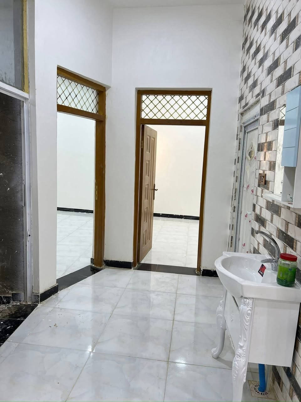 يا الله  اليوم عدنا عرض كلش مرتب بيت 🏡 
مساحه البناء ٢٠٠متر  طابقين 🏯🏩
بناء درجه اولى  المكان عرصات الحاج حيدر حجي هندي حول الخصيمه  قرب التربيه الجديده 
سعر خاص او الاتصال ***********
