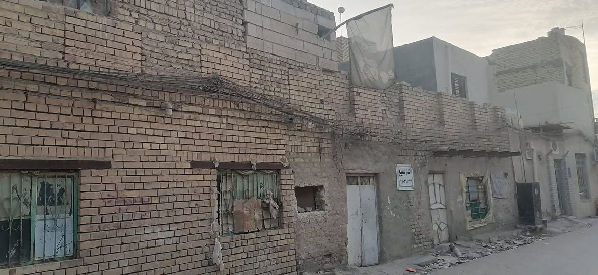 دار للبيع في محلة الشعله قرب المدرسه العباسية المساحة ١٦٥
الواجهه ١٨والنزال ٩
واقع حال ١٦٨للاستفسار 
***********
