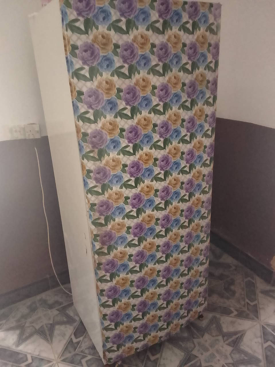 السلام عليكم ثلاجه للبيع السعر 200 وبيها مجال بسيط***********
