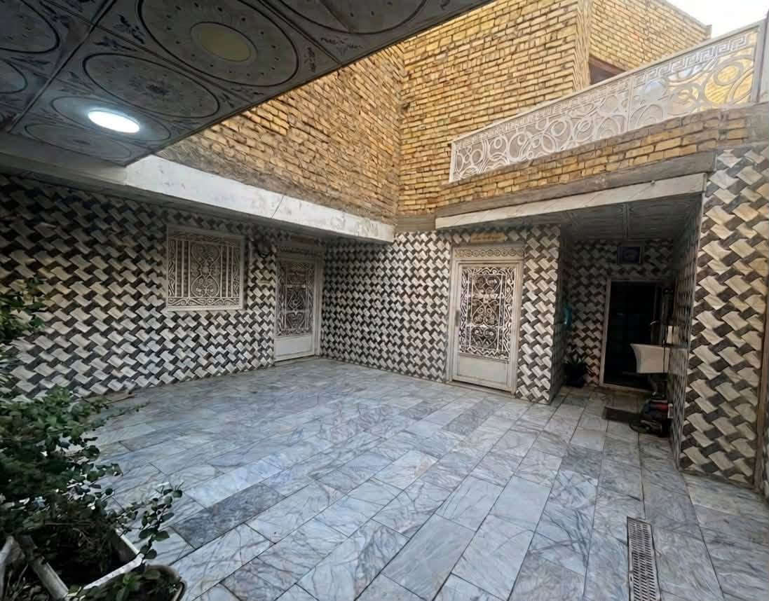 بيت للبيع 200متر في منطقة الصالحيه بناء طابقين قريب على مدرسة المسيب 
ابو علي للعقار ***********
