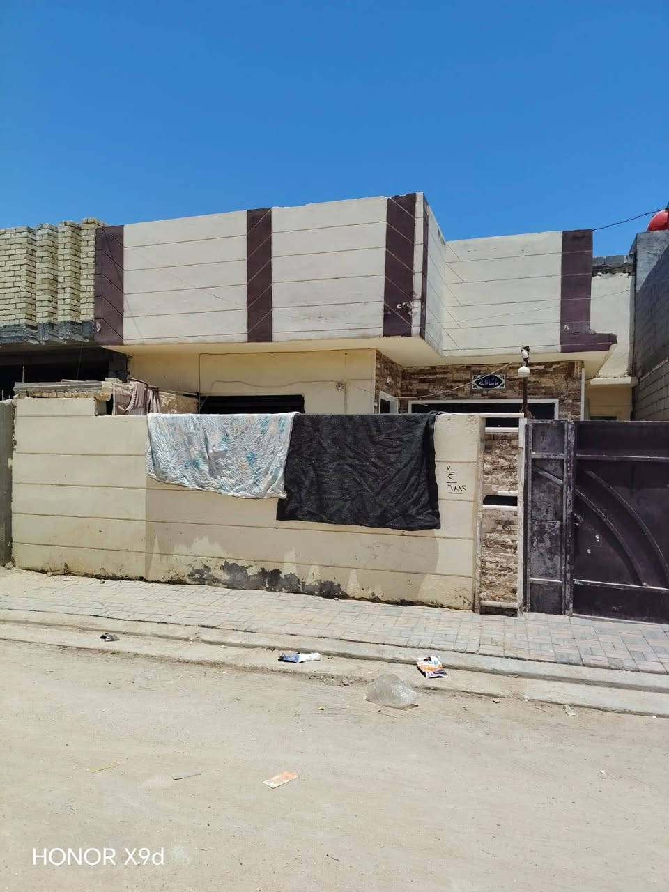 سلام عليكم بيت للبيع بالجمعيه مساحة 165 غرف نوم صاله ستقبال مطبخ صحيات *********** *********** واتساب  طابو زراعي سعر ٦٥

