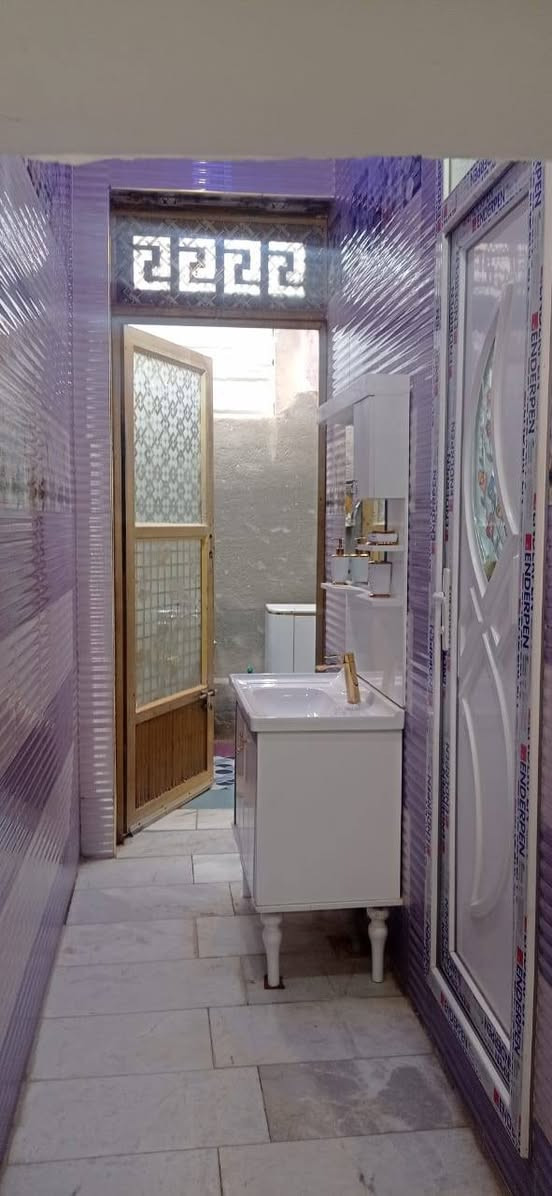 سلام عليكم بيت للبيع
مجاور مدرسة الأنوار الأهليه
البيت كامل من تأسيس مجاري
ارضية البيت مرمر كامل
{البيت ركن على شارعين}تبليط
البيت يحتوي على غرفة1+صاله+استقبال+مطبخ+منور صحيات خارجيه وداخليهَ العدد2 مساحة البيت160متر
سعر البيت{93وبي مجال}طابو زراعي سند 25
للأستفسار أكثرــــــالرقم ***********
