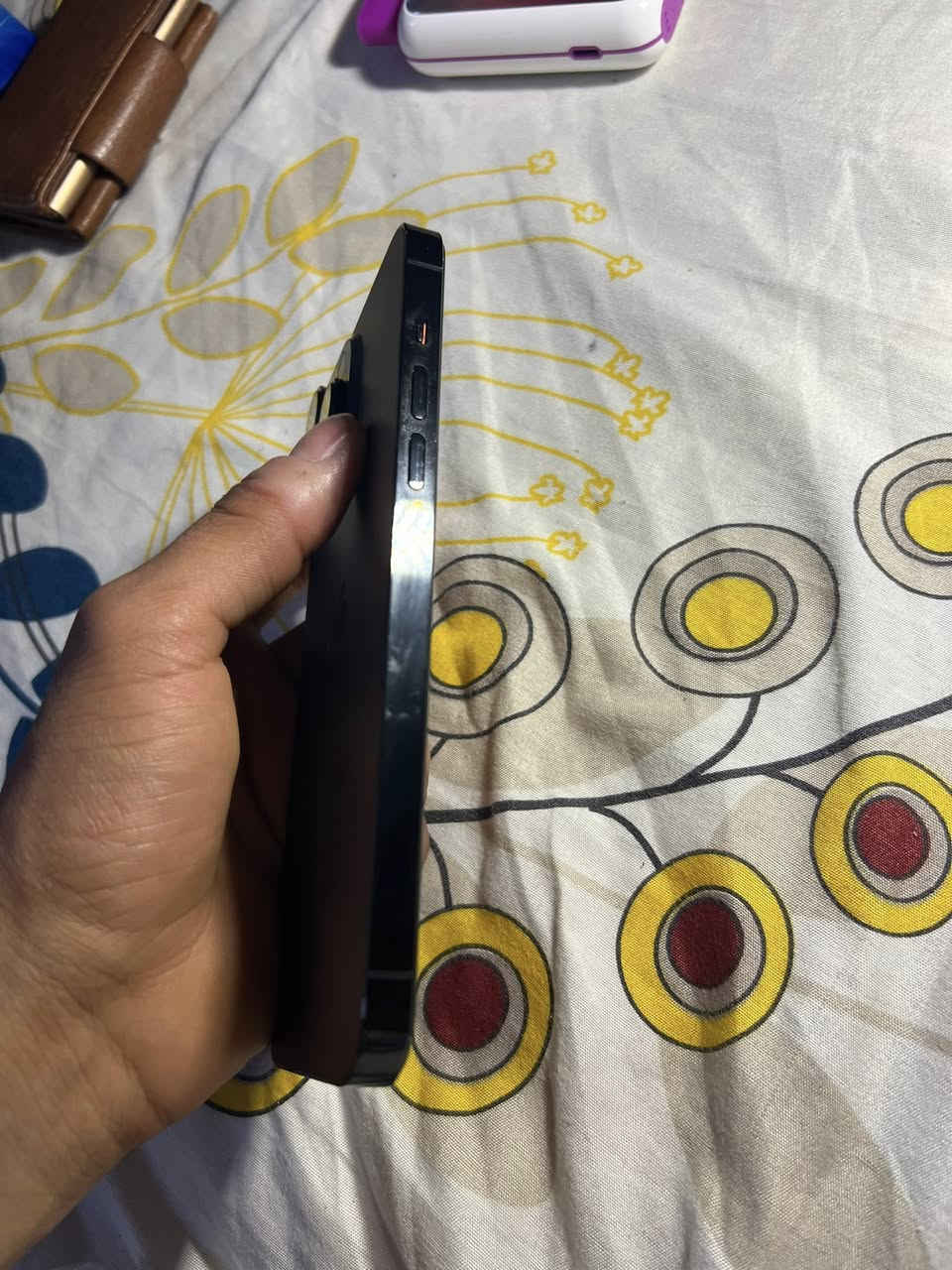 سلام عليكم.
ايفون. 14برو ماكس بلادي وتر بروف وضع الشركه. 

ذاكره. 256. 

بطاريه. 88. 

نموذج. M. 

نضافته. 95‎%‎100

ايسم شريحه الاكترونيه. 

الضرر. فقط ضهر مفطور. 

للبيع او مراوس. السعر. 700. الف. 

عنواني فلوجه. 

للأستفسار. ***********
