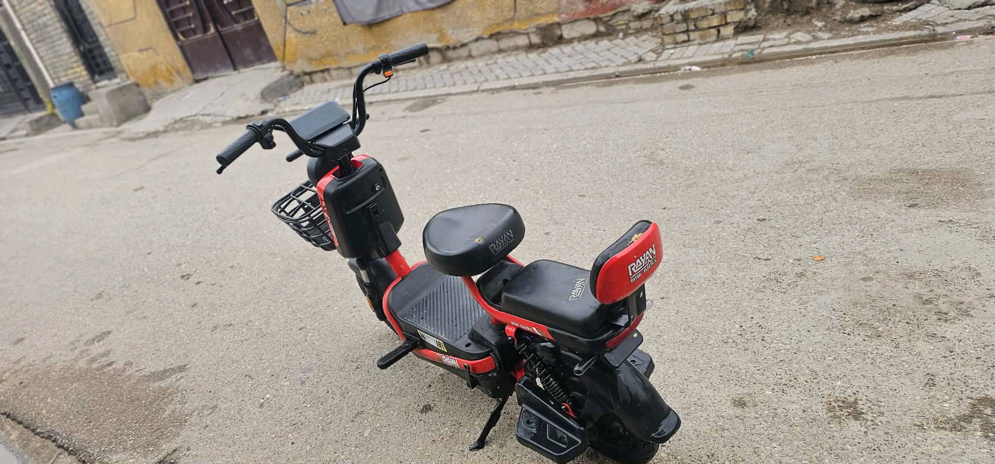 السلام عليكم دراجة شحن الريان نضافة 100/80 كاملة ملحقات بسعر 300 وبيها مجال العنوان حي النصر شارع المستوصف 