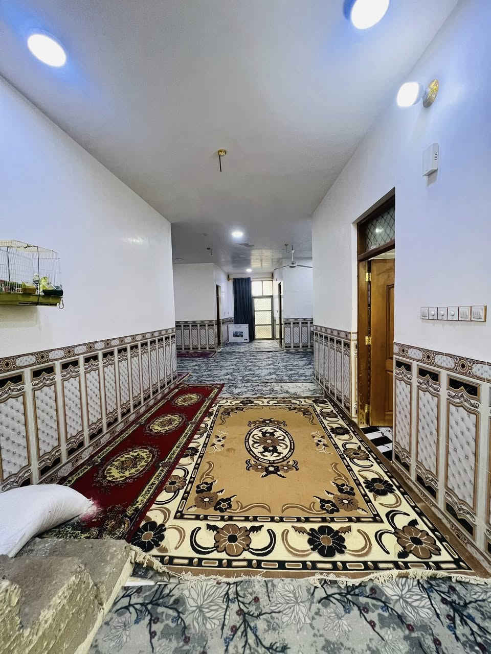 بيت للبيع ‏طابو صرف ‏المساحة 281 متر الموقع الحيرة حي الحسين￼واجهه ١٢ ونصف نزال ٢٢ونصف بناء بلوك اساس وسقف كونكريت بي غرفتين ومطبخ وصاله واستقبال وثلاث صحيات وحمام بناء درجه اولى وموقع مميز مطلوب للأسكان فرصة جيده لشراء دار جديد للتواصل 
اتصال او واتساب 
***********
