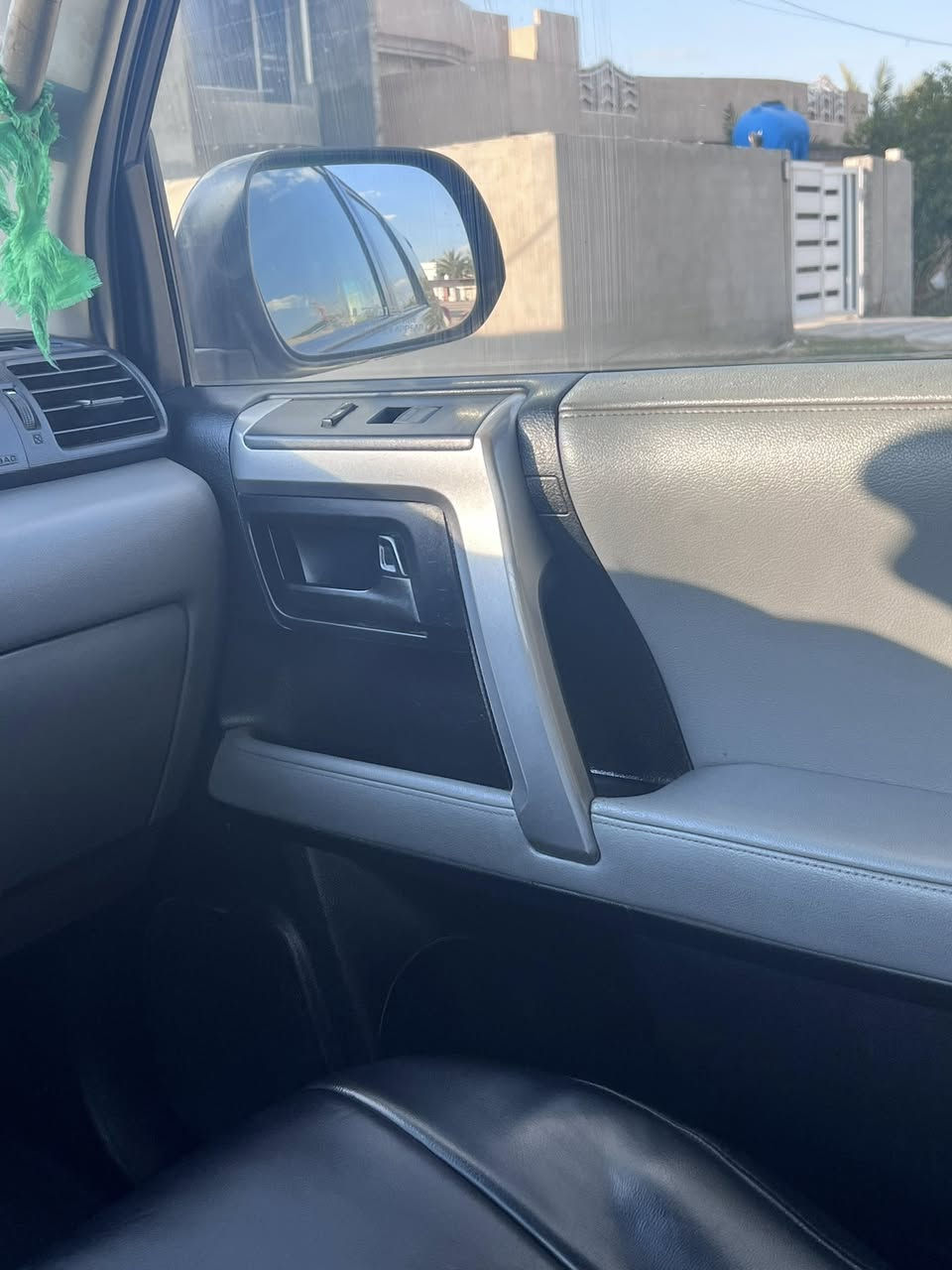 السلام عليكم سيارة فور رنر للبيع موديل 2013 فول مواصفات ماعدا بصمه. بدون ضرر فقط بيهة مكانات جراد سياره استخدام شخصي المكان ديالى للاستفسار الاتصال ***********
