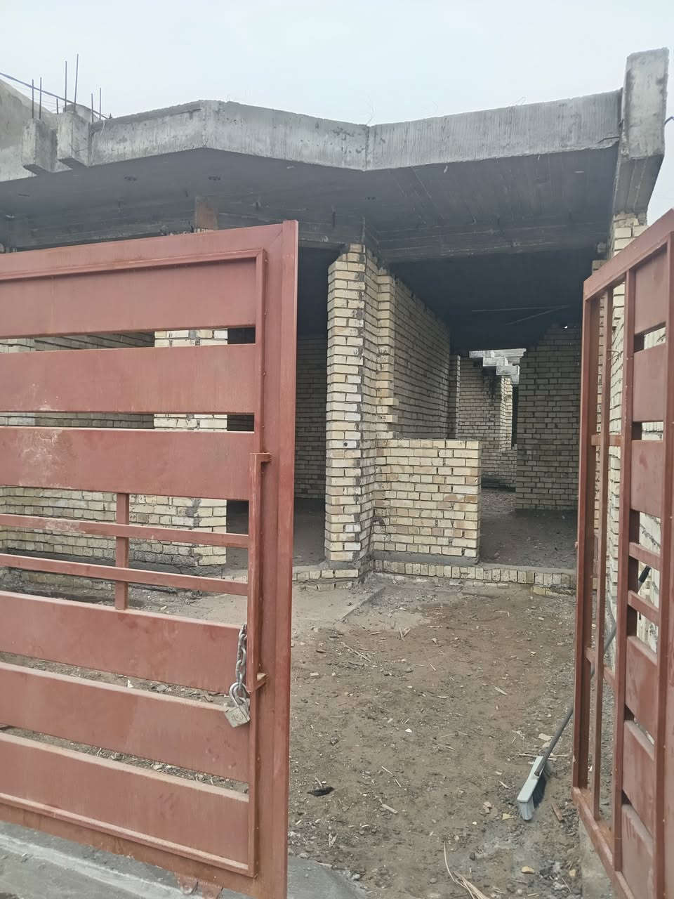 اسلام عليكم هيكل للبيع المساحه ١٢٥ مدفوع كافه الخدمات رقم العقار ٢٤٧٠ حي العسكري ال١٨ شغل درجه اوله سعر ٧٥ او بي مجال *********** ***********
