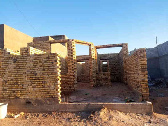 هيكل بشارع المعمل قرب معمل باته مقابل شارع المطار خلف الجامع يبعد عن شارع المعمل 100 متر تقريبا اني كايل بالفيديو 200 اخطأت مساحة الهيكل 130 متر نزال 20 عرض 6 ونص عالي عن الشارع خريطه كلش حلوه موظحه بالفيديو سعره 25 
للاستفسار ***********
