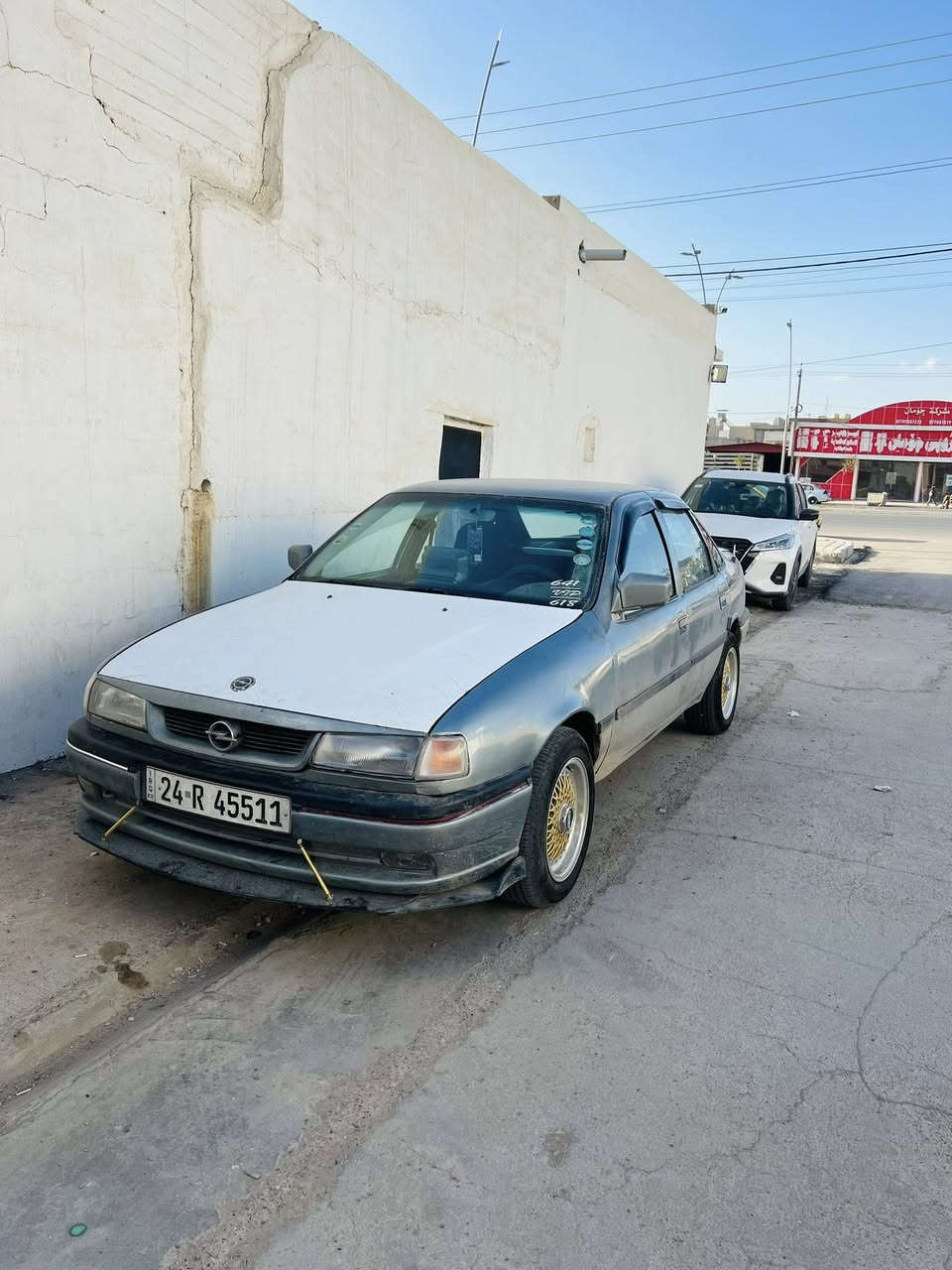 فکترا مديل 93 مەکینە 18  كێر عادی  سەیارەکە تەکسی بووە کراوە بە خسوسی  پێش و پشتی جەمپێکی خەفیفی هەیە بێ مەسروفە و   ئایپات و کامێرەیە سعر 42 و مەجالیشی تێدایە تێدایە
*********** 
***********
