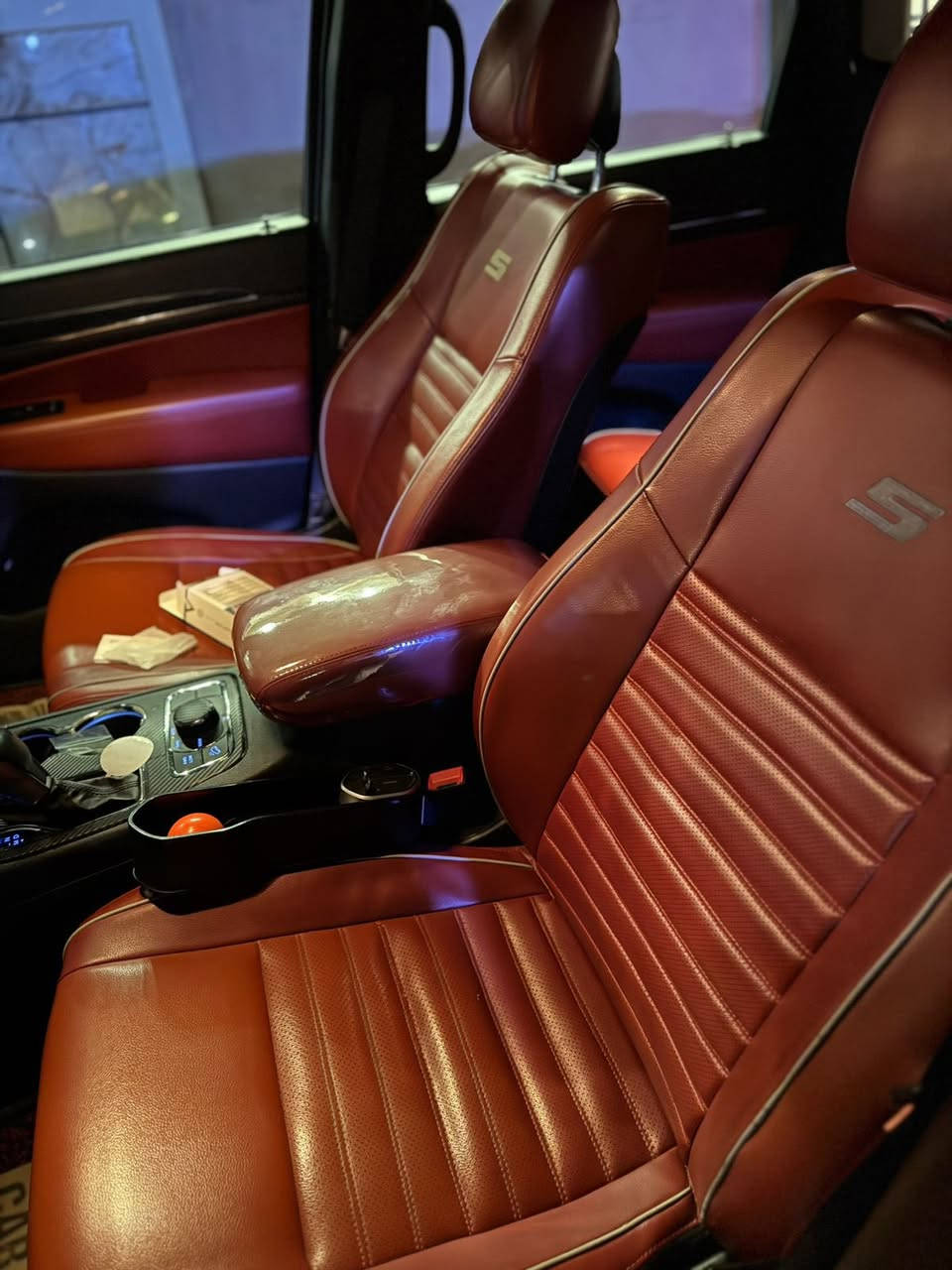 موديل 21 
وكالة هارلم 
المواصفات 
بانوراما . 
رقم الهاتف:***********
* نظام الاصطفاف الالي (اوتوپارك) . 

* تحذير الخروج عن المسار . 

* دفع رباعي 4x4 

فرش المقاعد من الجلد . 

* صفي المقاعد الأمامية كهربائية .

* ذاكرة لحفظ وضعيات الجلوس . 

* صفي المقاعد الأمامية مع تبريد وتدفئة . 

* نقطة عمياء .

* ويل اسود بلاد قياس 20 انج .

* مقود السائق من الجلد  .

* مقود السائق كهربائي . 

* تدفئة ستيرن . 

* سقف بانوراما .

* شاشه كبيرة مع نفكيشن GPS . 

* مصابيح امامية زنون . 

* المصابيح الأمامية مع LED لايت . 

* كشافات ضباب بروجكتر زنون . 

* سقف المقصورة مغلف بالشاموا . 

* تشغيل عن بعد .

* صندوق كهربائي .

* حساسات أمامية . 

* حساسات خلفية .

* كاميرا خلفية .

* مرايا متحسسه للضوء العالي . 

* مرايا جانبية قابلة للطي . 

* بلوتوث تلفون . 

* محدد سرعة . 

* نظام بريك اوتماتيكي ( Auto Break System ) .

*نظام صوت هارمن كاردون

محرك3600

ماشيه ٥٧ الف

رقم اربيل

مكان السيارة :بغداد 
السياره كفالة من الصبغ 
عدا بارد بلجاملغ
السعر 340 وبيها مجال
