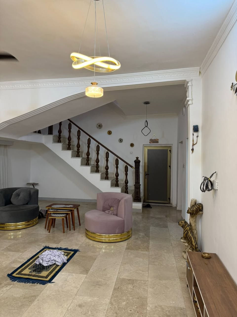 بيت للبيع في حي الخضراء
مساحته 210
مؤثث بالكامل درجة اولى
سبالت جديدة + اثاث مبطخ جديد + اثاث غرف جديد + اثاث هول + اثاث استقبال
طابقين يحتوي على 4 غرف نوم
حمامات عدد 2
هول عدد 2
غرفة إستقبال
مطبخ
منور كبير
مي وكهرباء ومجاري درجة اولى كلش
البيت حديث بناء درجة اولى
الارضية مرمر والحمامات جاكوزي والكهرباء دفن
خط انترنت + خط مولد
حديقة + كراج مرمر

للاستفسار 
***********
