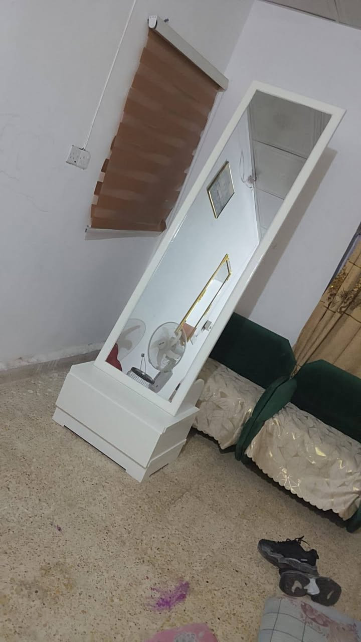 ميز مرايه نجاره أو قنفات عدد ٢ نجاره السعر ١٥٠
***********
