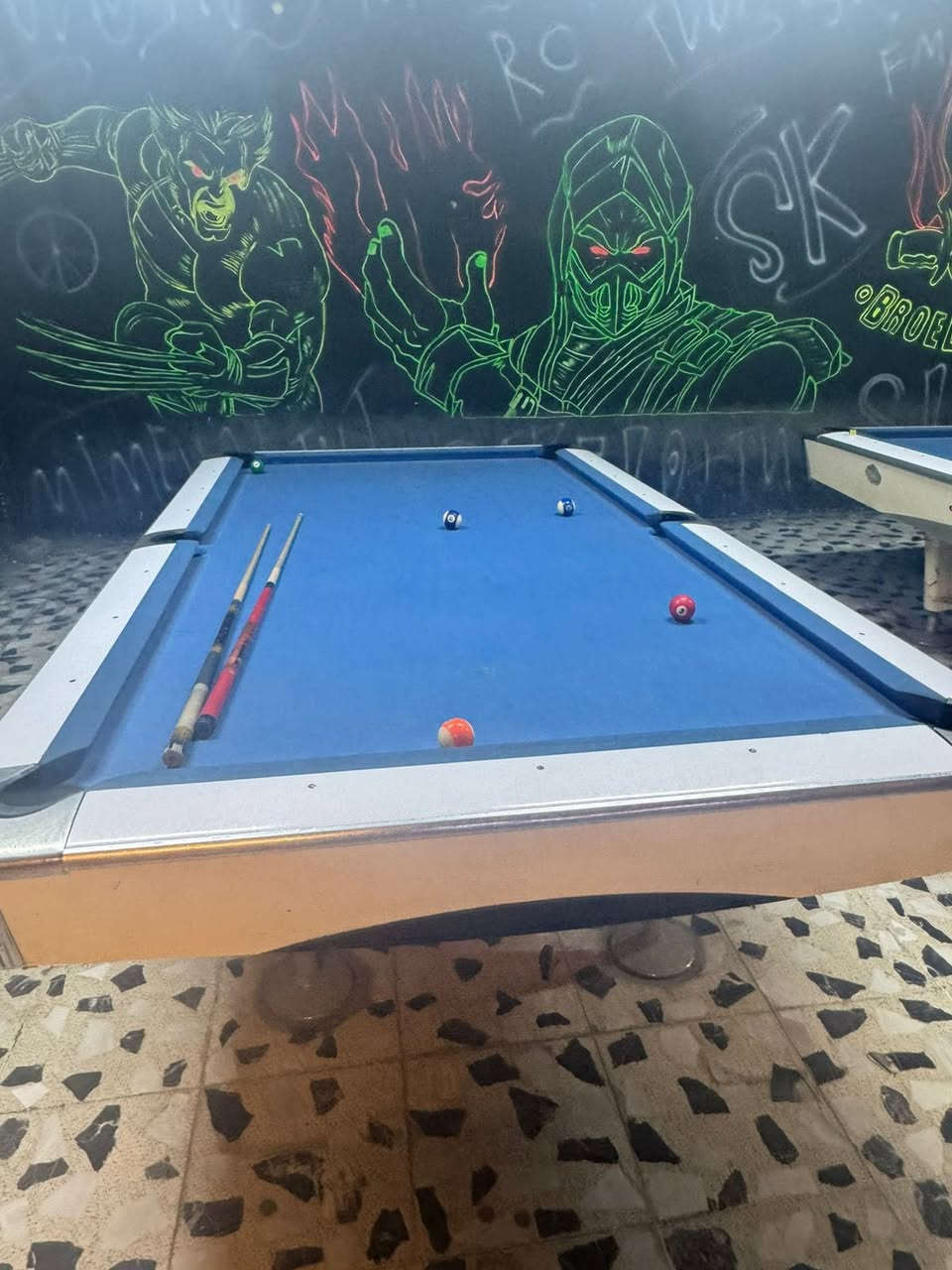 سلام عليكم بيز بليارد لبيع.  مكان بغداد حي نصر سعر 8 ورقات رقم ***********
