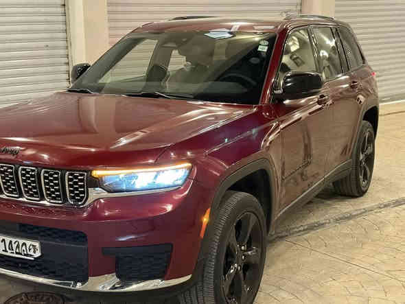 السلام عليكم من رخصه الادمن للبيع فقط  جيب موديل 23 بانزين رقم اربيل حادثها موضح ب صور فقط بنيد مصبوغ فول مواصفات بلاك توب فتحه سقف جلد فور ويل 5 راكب 6 سلندر  ويل 20 باب خلفي كهرباء شاشه كبيره توقف ذاتي كامره خلفيه نقطه عمياء ماشيه 48 كيلو مكانها الكراده كل نقص مابيها سعرها320 الف دولار ***********
